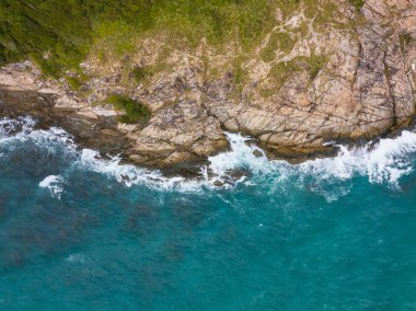 Yukarıdan görünen kayalıklara vuran deniz dalgaları.