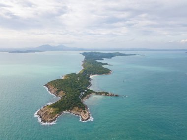 Tayland 'ın Ko Samet kentindeki küçük adanın havadan görünüşü
