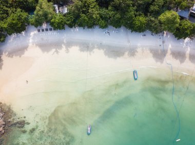 Deniz manzarası ve Koh Samet dağları, Tayland.