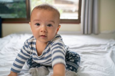 Yatak odasındaki küçük çocuk..