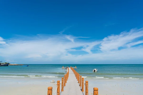 Muelle Madera Que Conduce Océano Azul — Foto de Stock