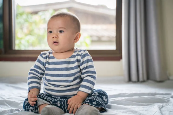 Niño Dormitorio Cama — Foto de Stock