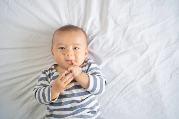 ベッドの上のベッドルームの男の子 — ストック写真