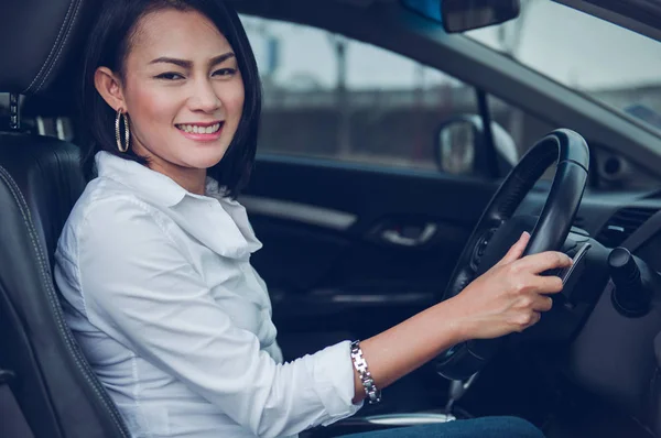 Asiatique Femme Conduite Une Voiture Heureux Mood Focus Sur Visage — Photo