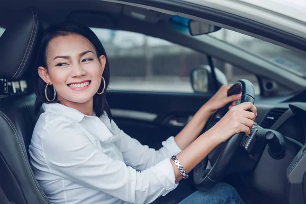 Asiatique Femme Conduite Une Voiture Heureux Mood Focus Sur Visage — Photo