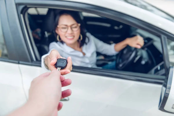 Les Asiatiques Sont Très Heureuses Après Avoir Obtenu Voiture Focus — Photo