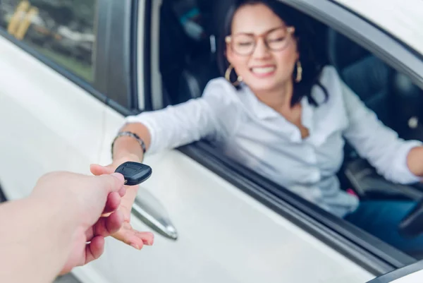 Les Asiatiques Sont Très Heureuses Après Avoir Obtenu Voiture Focus — Photo