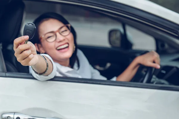 Les Asiatiques Sont Très Heureuses Après Avoir Obtenu Voiture Focus — Photo