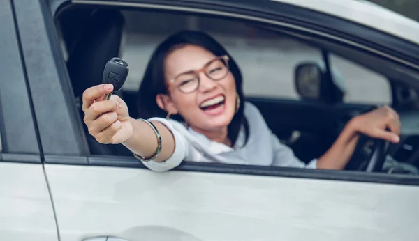 Mulheres Asiáticas São Muito Felizes Depois Ela Ter Carro Concentra — Fotografia de Stock