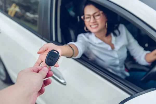 Asiatiska Kvinnor Väldigt Lyckliga Efter Att Hon Fått Bilen Fokusera Stockfoto