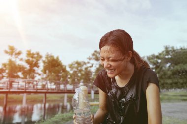 Asyalı kadınlar dinlenmek için onun yüzüne su sıçramasına. Yüzünde odaklanmak