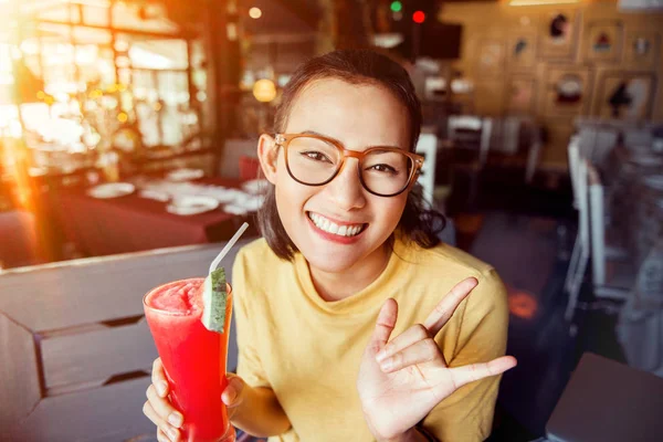 Aziatische Vrouwen Verhogen Hun Bril Smile Focus Gezicht — Stockfoto