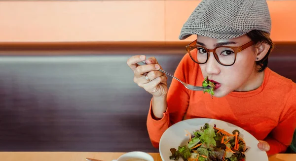 Aziatische Vrouwen Zijn Salades Eten Restaurants Een Gelukkige Stemming Focus — Stockfoto