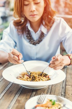Asyalı kadınlar gıda odaklanmak lezzetli, yemek