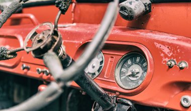 Eski model kırmızı araba resimlerini panelleri ön. Araba mil üzerinde odaklanmak