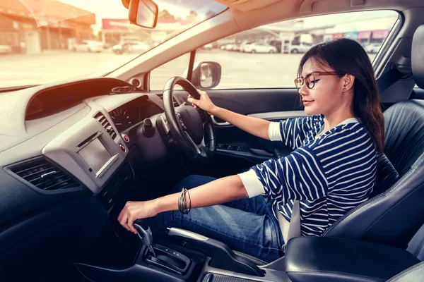 Les Femmes Asiatiques Utilisent Des Engins Voiture Pour Aller Avant — Photo