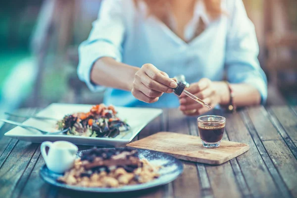 Asiatiska Kvinnor Som Matlagning Espresso För Sitt Dagliga Liv Glad — Stockfoto