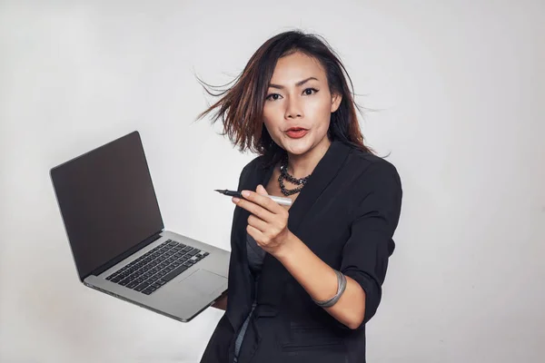 Las mujeres asiáticas están de pie hablando con móvil, ordenador portátil —  Fotos de Stock