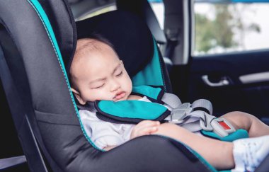 Yürümeye başlayan çocuk Asyalı çocuk araba koltuğunu uyuyor. Yüzünde odaklanmak