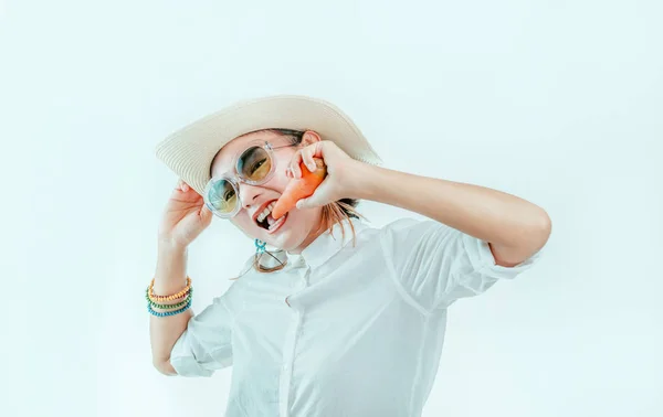 Asiático adulto usando un sombrero de sol y comer zanahorias en blanco backg — Foto de Stock