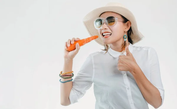 Asiático adulto usando un sombrero de sol y comer zanahorias en blanco backg — Foto de Stock