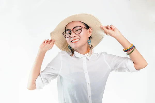 Imagen de una mujer asiática en un estado de ánimo sonriente y feliz en un blanco — Foto de Stock