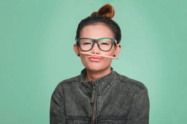 Asiática Mujer Sosteniendo Lápiz Con Boca Feliz Estado Ánimo Fondo — Foto de Stock