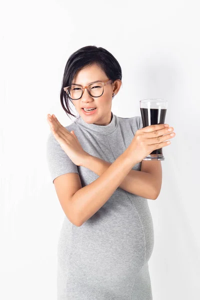 Mulher Grávida Asiática Segurando Refrigerantes Mau Humor Concentre Rosto — Fotografia de Stock