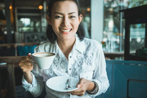 Glimlachende Gelukkig Aziatische Vrouw Zitten Wanneer Koffie Dronk — Stockfoto