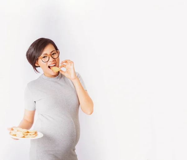 Asiática Mulher Grávida Comer Biscoitos Humor Feliz Fundo Branco Concentre — Fotografia de Stock