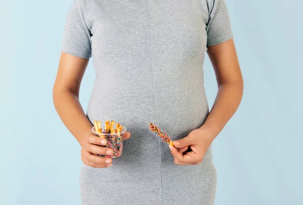 Mujer Embarazada Asiática Sosteniendo Bocadillos Crujientes Fondo Azul Enfoque Mano —  Fotos de Stock