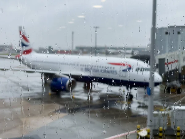 Londra, İngiltere - 17 Mart 2024: British Airways uçağı yağmurlu bir günde Heathrow Havaalanında, Londra, İngiltere, İngiltere, Avrupa