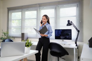 Modern Ofiste Telefon Görüşmesi Yaparken Profesyonel Kadın Çoklu Görev.