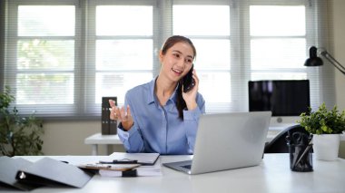 Modern Ofiste Telefon Görüşmesi Yaparken Profesyonel Kadın Çoklu Görev.