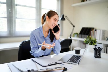 Modern Ofiste Telefon Görüşmesi Yaparken Profesyonel Kadın Çoklu Görev.