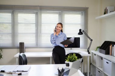 Modern Ofiste Telefon Görüşmesi Yaparken Profesyonel Kadın Çoklu Görev.