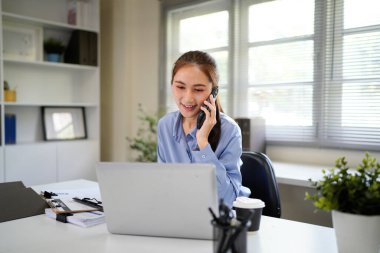 Modern Ofiste Telefon Görüşmesi Yaparken Profesyonel Kadın Çoklu Görev.