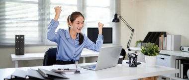 Hedefleri ya da hedefleri kutlamak için masa başında iş kadınıyla el ele tutuşmak, dizüstü bilgisayar ve gülümseme. İş yerindeki mutlu çalışanın başarısı veya başarı için tezahürat, bilgisayar ve başarı.