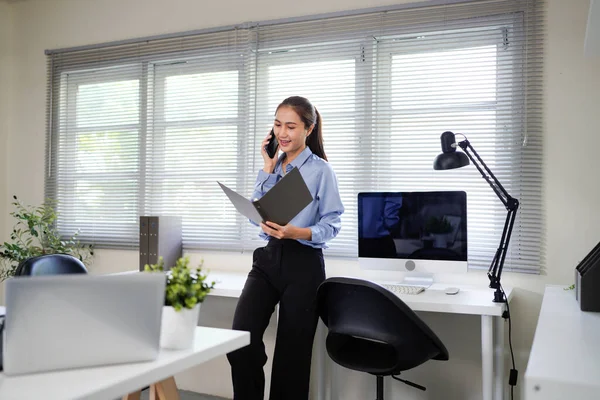 Modern Ofiste Telefon Görüşmesi Yaparken Profesyonel Kadın Çoklu Görev.