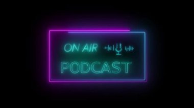 Dijital medya ve yayın için siberpunk neon renkli animasyon podcast girişi. Parlayan mor podcast grafiklerinin yer aldığı modern teknoloji dijital sanat.