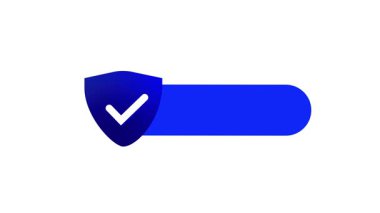 Canlandırılmış güvenlik kalkanı simgesi. Uygulama ve web sitesi içeriği için mavi gradyan kontrol işareti. Mavi gradyan işaretli kalkan animasyonu. Güvenlik videoları için modern grafik ögesi.