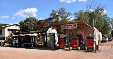 Daly sular, Avustralya - 13 Haziran 2018: Daly sularda helikopter ile 'Taşra Servo' benzin istasyonu ve Hediyelik eşya nedir.