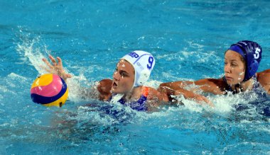 Budapeşte, Macaristan - 20 Temmuz 2017: Szucs Gabriella (Hun) ön eleme Megens Maud (Ned) karşı savaşır. Fina Waterpolo Dünya Şampiyonası 2017 yılında Alfred Hajos yüzme merkezinde düzenlendi.