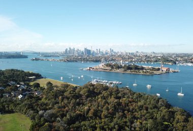 Sydney Kulesi ve finans bölgesine gökdelenler ile Cockatoo Adası, Sydney Cbd ve Harbour Bridge havadan görünümü.