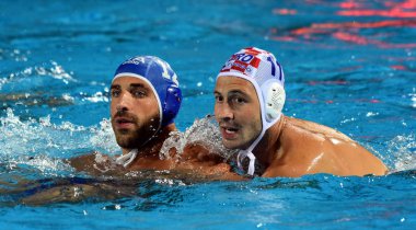 Budapeşte, Macaristan - 20 Temmuz 2017: Bertoli Zeno (Ita) (mavili) Setka Andelo (Cro) karşı savaşır. Fina Waterpolo Dünya Şampiyonası 2017 yılında Alfred Hajos yüzme merkezinde düzenlendi.