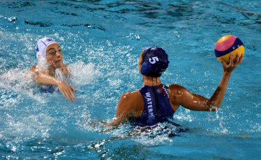 Budapeşte, Macaristan - 20 Temmuz 2017: Szucs Gabriella (Hun) ön eleme van der Sloot Sabrina (Ned) karşı savaşır. Alfred Hajos yüzme merkezinde Fina Waterpolo Dünya Şampiyonası düzenlendi.
