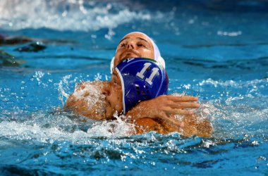 Budapeşte, Macaristan - 20 Temmuz 2017: Aicardi Matteo (Ita) (mavili) Buljubasic Ivan (Cro) karşı savaşır. Fina Waterpolo Dünya Şampiyonası 2017 yılında Alfred Hajos yüzme merkezinde düzenlendi.