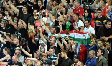Budapeşte, Macaristan - 20 Temmuz 2017: Macar kadın su takımı Hollanda karşı kazandıktan sonra mutlu Macar fanlar. Alfred Hajos yüzme merkezinde Fina Waterpolo Dünya Şampiyonası düzenlendi.