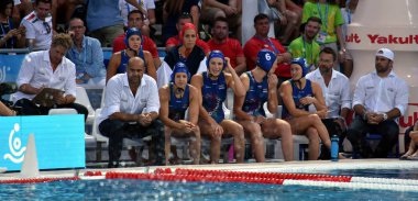 Budapeşte, Macaristan - 20 Temmuz 2017: Macar kadın su takımı havuz kenarında oturmak. Fina Waterpolo Dünya Şampiyonası 2017 yılında Alfred Hajos yüzme merkezinde düzenlendi.