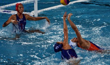 Budapeşte, Macaristan - 20 Temmuz 2017: Szucs Gabriella (Hun) ve Genee Dagmar (Ned) top Waterpolo Dünya Şampiyonası ön eleme için savaşır. Gangl Edina (Hun) kaleci içinde belgili tanımlık geçmiş.